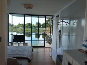 ริมกว๊านชาเลย์ รีสอร์ทแอนด์คาเฟ่ Rimkwan Chalay Resort and Cafe