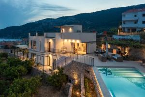 Luxury Villa Envivo Komiža with heated pool and professional gym