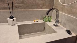 Uno Flats - By EasyHost