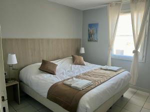 Hotels Hotel Les Arcades : photos des chambres