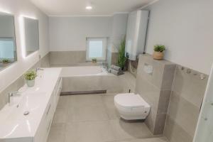 WOLSKA APARTMENT 80m2 - 7 people, 3 rooms