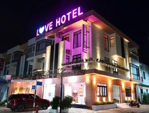 LOVE HOTEL