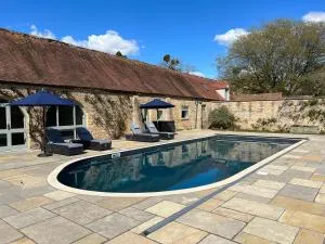 Luxury Cottage with Swimming Pool - Overbury