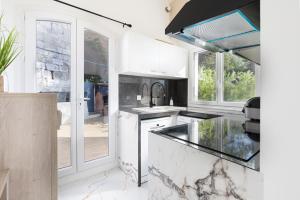 Villas THE WHITE HOUSE BEAUSOLEIL- Monaco Border Waterfall & View of Sea and Monaco : photos des chambres