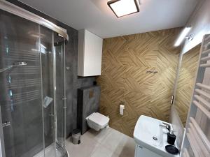 Apartamenty w sam las by KLIF Ustka - apartament dwupoziomy z klimatyzacją, balkonem i widokiem na las