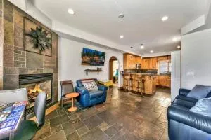 Tahoe Cozy Cabin, 2 Bedroom with a gas fireplace. - Lake Valley