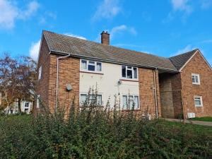 2 Bed Spacious Apartment, Sleeps 4, Free Wifi, Free Parking, Amenities Nearby, Good Transport Links Nearby, Contractors and Holidays