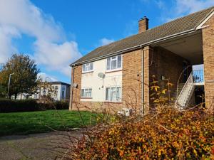 2 Bed Spacious Apartment, Sleeps 4, Free Wifi, Free Parking, Amenities Nearby, Good Transport Links Nearby, Contractors and Holidays