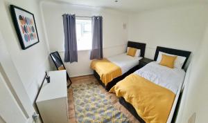 2 Bed Spacious Apartment, Sleeps 4, Free Wifi, Free Parking, Amenities Nearby, Good Transport Links Nearby, Contractors and Holidays