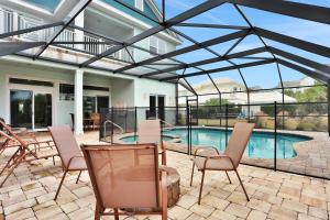 Palm-surrounded stunner with enclosed pool & water views - dog-friendly