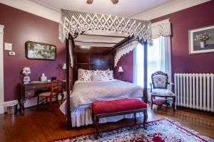 Standard Queen Room room in The Oaks Victorian Inn