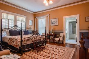 King Suite room in The Oaks Victorian Inn