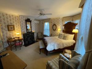 Standard Queen Room room in The Oaks Victorian Inn