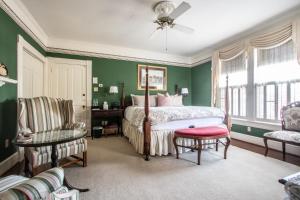 Standard King Room room in The Oaks Victorian Inn