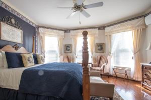 Deluxe Junior Suite room in The Oaks Victorian Inn