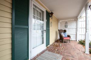 Cottage with Garden View room in The Oaks Victorian Inn