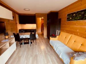 Appartements Appartement La Clusaz, 2 pieces, 4 personnes - FR-1-459-222 : photos des chambres