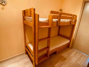 Appartement moderne centre village avec balcon et garage - FR-1-459-222