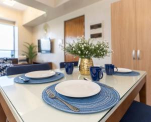 OMP 17J-T1, Seaview, Beach, Pool Access,Near Airport, Fast Wi-fi, Netflix