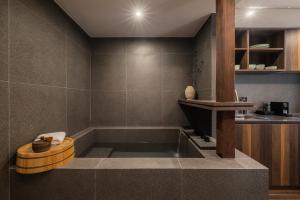 Luxury Hanok Stay Warm Hearth - East