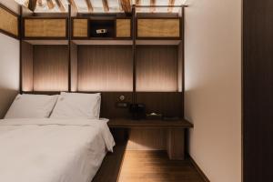 Luxury Hanok Stay Warm Hearth - East