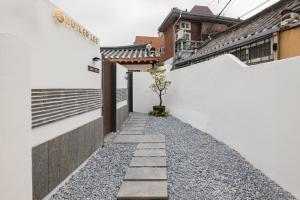 Luxury Hanok Stay Warm Hearth - West