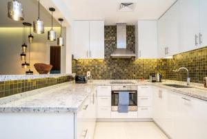 Vacay Lettings- Stylish waterfront getaway home
