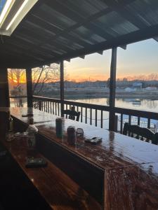 Ledgerock lake house! Boat included march-October,outside bar, Pool table,family fun center