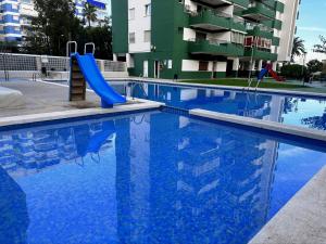 Piso a pie de playa con piscina y vistas al mar