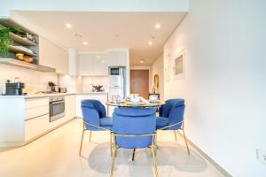 Dubai Elegance: 1BR with DIFC & Zabeel Views