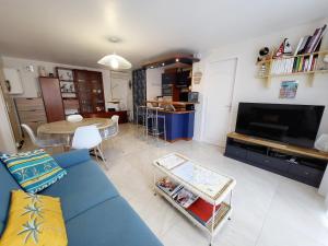 Appartements Appartement Moderne au Centre-Ville, 150m Plage, WiFi, Confort Ideal pour Familles - FR-1-92-876 : photos des chambres