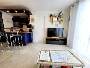Appartement Moderne au Centre-Ville, 150m Plage, WiFi, Confort Idéal pour Familles - FR-1-92-876