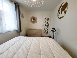 Appartements Appartement Moderne au Centre-Ville, 150m Plage, WiFi, Confort Ideal pour Familles - FR-1-92-876 : photos des chambres