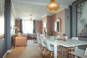 Built 1804 Caldecott Town House On The Rows by Rework Accommodation