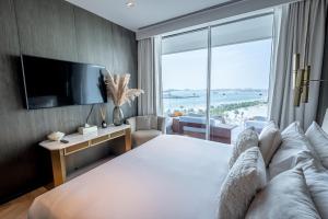 Daniels Stunning 2BR with Full Sea View at Five