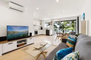 Stylish Manly Apartment with Harbour Views - Manly 