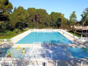 Appartements T2 climatise avec piscine, tennis et parking a 200 m des plages - FR-1-316-96 : photos des chambres
