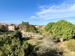 Appartements Appartement 4 pers, calme, proche mer, parking prive, clim, loggia, incluant menage fin de sejour - FR-1-225-763 : photos des chambres