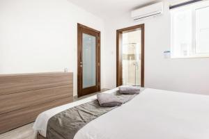 F8 Room 1, Private Double room with private bathroom in shared Flat
