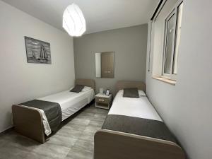 F7 Room 2, Private Bedroom two single beds shared bathroom in shared Flat