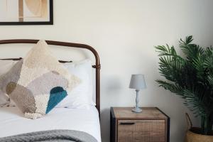 Stunning & Stylish 2 Bed Flat in West London