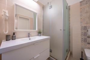 Central Grand Apartment with 5BEDRM 2BATHROOM