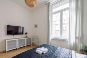 Central Grand Apartment with 5BEDRM 2BATHROOM