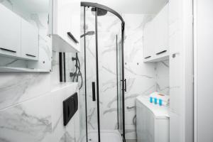 Wierzbno Modern Apartment by BookingHost