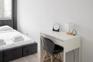 Wierzbno Modern Apartment by BookingHost