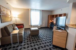 One-Bedroom Suite with Sofa Bed room in TownePlace Suites Columbus Airport Gahanna