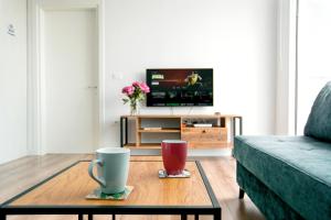 Urban Serenity City Skyline View Apartment 1