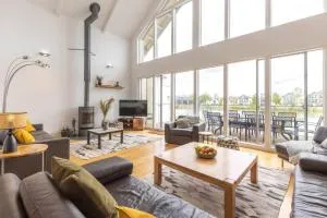 Corinium Lodge HM20 HOT TUB Lakeside Spa Property - Minety