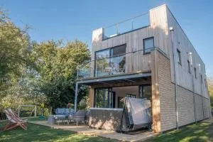 Natures Retreat HM99 HOT TUB Lakeside Spa - Oaksey