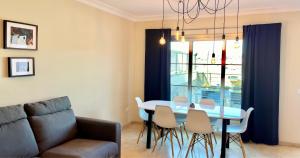 Spacious House with Pool Views and BBQ, Eternal Summer Serenity